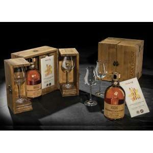 Grappa bourbon finish cask 50 cl confezione in legno una bottiglia con due bicchieri e cioccolato